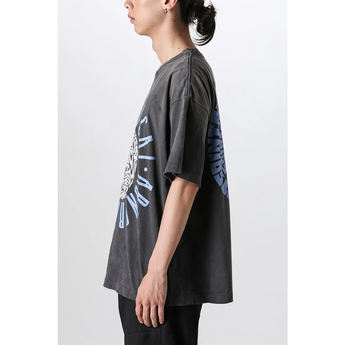 SAINT Mxxxxxx IDEOLOGICAL SS TEE/BLK Peace and anti-war crack pattern tee, washed black S-XL, look for the cylindrical fabric without side seams, the open width is almost meaningless Asut ready-made garments dyed, the whole piece is sprayed with horse-hair spray, and then sprayed again to fade, the collar and cuffs are frayed, many places are broken, oversized printing position, genuine level restoration, complete accessories, with little angel anti-counterfeiting label